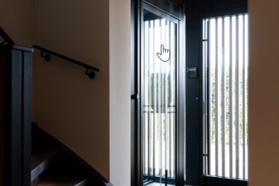 Aangezicht van een dichte lift en een trap omhoog en omlaag en een doorgang Aangezicht van een dichte lift en een trap omhoog en omlaag en een doorgang